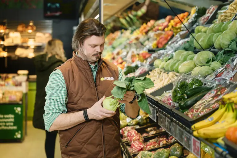 Stephan Grabner, Geschäftsführer von ADEG Grabner, begutachtet die Qualität des Gemüses in der Gemüseecke